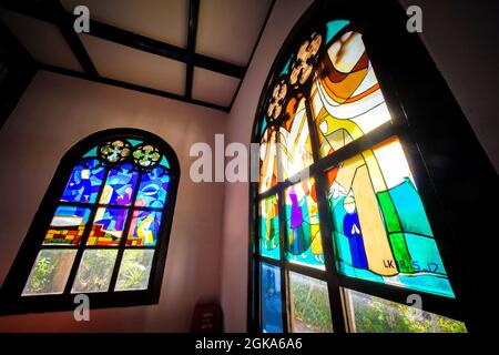 Bella catherdal in legno nella provincia di Kon Tum Vietnam centrale Foto Stock