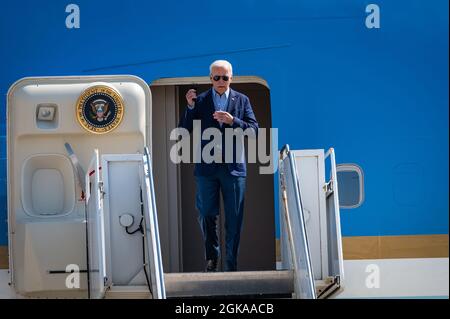 MATHER, CA, US.A. - SETT. 13, 2021: Il presidente Joe Biden esce da Air Force 1 e rimuove la sua maschera prima di scendere per essere aggiornato sul wildfir dello Stato Foto Stock