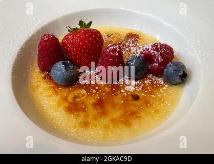 Crema catalana. Creme brulee, dessert tradizionale spagnolo. Foto Stock