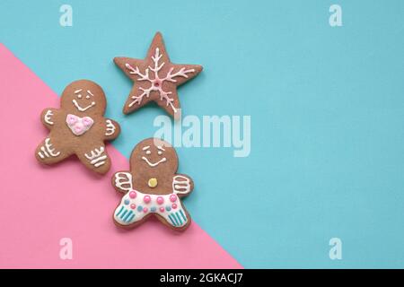 Biscotti uomo di pan di zenzero su sfondo blu e rosa. Spazio di copia. Foto Stock