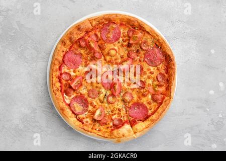 Vista dall'alto della pizza pepperoni con due tipi di salsicce Foto Stock