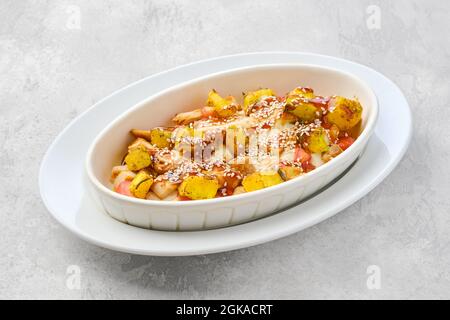 Casseruola calda con pollo, zucca, peperone e patate Foto Stock