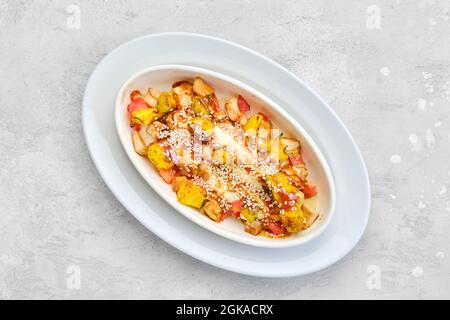 Vista dall'alto della casseruola calda con pollo, zucca, peperone e patate Foto Stock