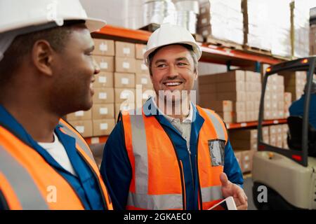 Primo piano di dipendenti allegri multirazziali in grandi magazzini Foto Stock