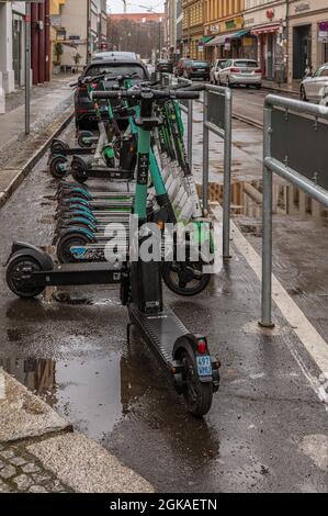 Un sacco di e-scooters di diverse aziende in piedi su un marciapiede a Berlino Foto Stock