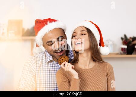 Allegro attraente coppia felice a Babbo Natale cappelli Foto Stock