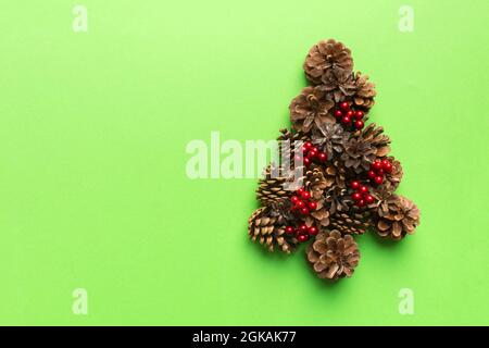 Albero di Natale fatto da coni naturali su sfondo colorato, vista dall'alto. Concetto minimo di Capodanno con spazio per la copia. Foto Stock