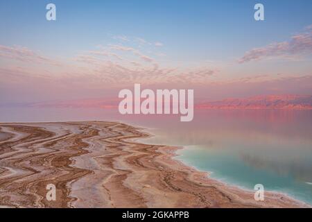 Incredibile Tramonto sul famoso Mar Morto in Israele con la Costa Giordana Foto Stock