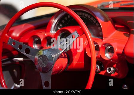 Red 1959 Chevrolet Corvette alla fiera di campagna Dégagnazès, dipartimento Lot, Francia Foto Stock