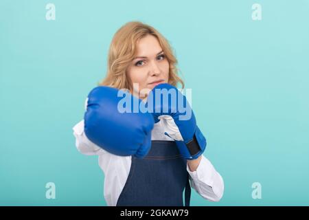 donna in cuoco grembiule punzonatura guanti, boxer Foto Stock