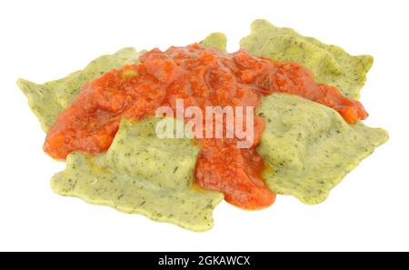 Ravioli di piselli e panchetta affumicata con salsa di pomodoro isolata su sfondo bianco Foto Stock