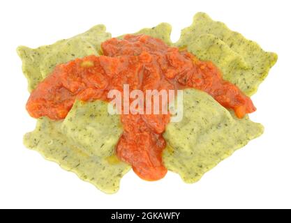Ravioli di piselli e panchetta affumicata con salsa di pomodoro isolata su sfondo bianco Foto Stock