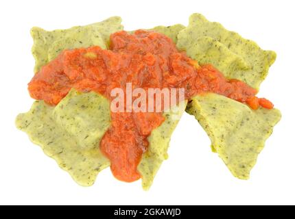 Ravioli di piselli e panchetta affumicata con salsa di pomodoro isolata su sfondo bianco Foto Stock