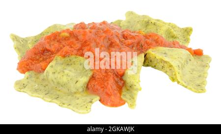Ravioli di piselli e panchetta affumicata con salsa di pomodoro isolata su sfondo bianco Foto Stock