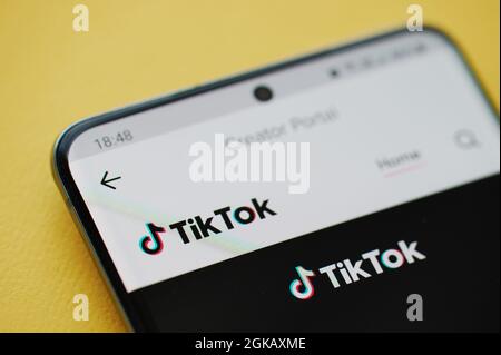 New york, USA - Giugno 24 2021: Il servizio del portale creatore di TikTok sullo schermo dello smartphone si avvicina Foto Stock