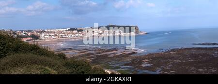 L'estate a Scarborough offre viste spettacolari e spiagge. Storicamente Scarborough e' il primo e piu' antico dei tradizionali centri termali e resort Seaside Foto Stock