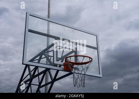 Basket backboard con anello, elaborazione foto a colori. Foto in bianco e nero e anello evidenziato in rosso. Concentratevi sul basket come obiettivo. Foto Stock