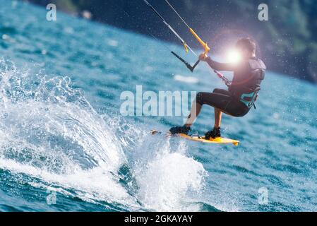 Kiteboarder kitesurfer che fa kitesurfing kiteboarding trucchi Foto Stock