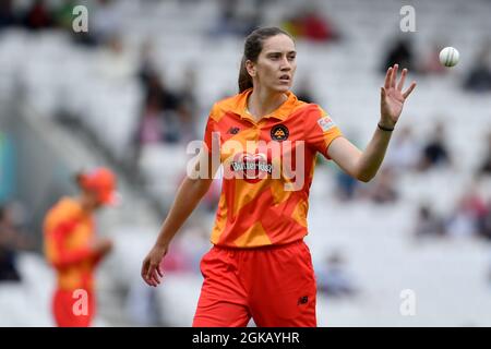 The Kia Oval, Londra, Regno Unito. 20 Agosto 2021. Erin Burns in azione durante la partita delle cento Donne tra invincibili ovale e Birmingham Phoenix: Credit: Ashley Western/Alamy Live News Foto Stock