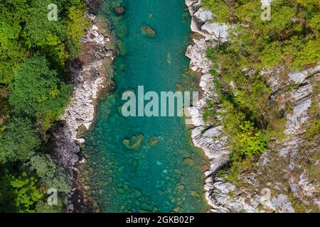 Fiume rapido in vista canyon dall'alto. Veduta aerea del fiume Tara in Montenegro . Pietre naturali in acqua trasparente Foto Stock