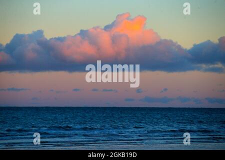 Il sole tramonta sul Mare d'Irlanda il primo giorno del 2021 a Ballywalter Beach a Co. Down, Irlanda del Nord Foto Stock