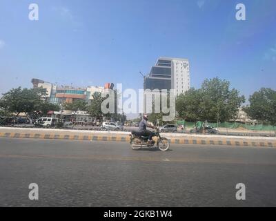 Main Landhi Korangi Road. Traffico cittadino di Karachi all'orario di lavoro, traffico serale Foto Stock