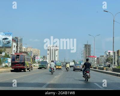 Main Landhi Korangi Road. Traffico cittadino di Karachi all'orario di lavoro, traffico serale Foto Stock