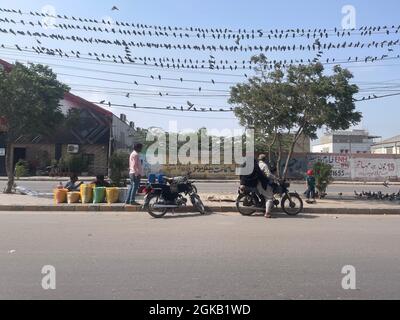 Main Landhi Korangi Road. Traffico cittadino di Karachi all'orario di lavoro, traffico serale Foto Stock