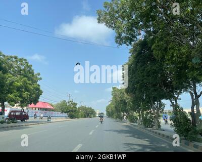 Main Landhi Korangi Road. Traffico cittadino di Karachi all'orario di lavoro, traffico serale Foto Stock