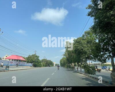 Main Landhi Korangi Road. Traffico cittadino di Karachi all'orario di lavoro, traffico serale Foto Stock