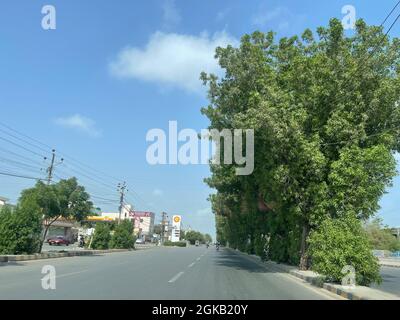 Main Landhi Korangi Road. Traffico cittadino di Karachi all'orario di lavoro, traffico serale Foto Stock