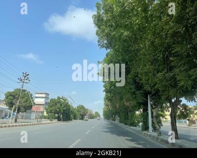 Main Landhi Korangi Road. Traffico cittadino di Karachi all'orario di lavoro, traffico serale Foto Stock