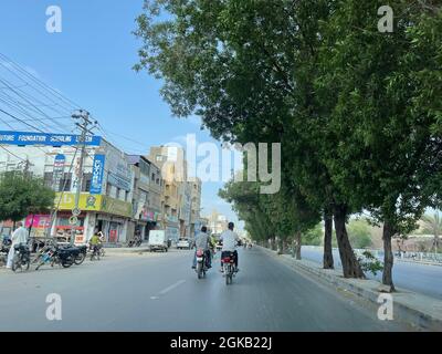 Main Landhi Korangi Road. Traffico cittadino di Karachi all'orario di lavoro, traffico serale Foto Stock