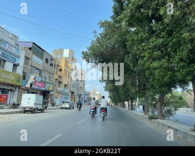 Main Landhi Korangi Road. Traffico cittadino di Karachi all'orario di lavoro, traffico serale Foto Stock