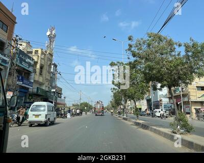 Main Landhi Korangi Road. Traffico cittadino di Karachi all'orario di lavoro, traffico serale Foto Stock