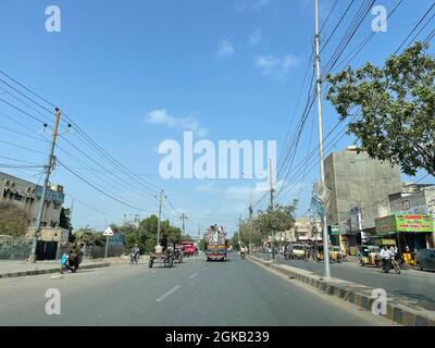 Main Landhi Korangi Road. Traffico cittadino di Karachi all'orario di lavoro, traffico serale Foto Stock