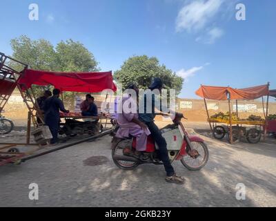 Fruttati in vendita sul lato strada del carrello. Mango e Banana Vendita su strada laterale karachi pakistan Foto Stock