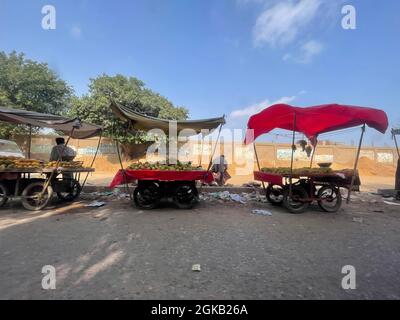 Fruttati in vendita sul lato strada del carrello. Mango e Banana Vendita su strada laterale karachi pakistan Foto Stock