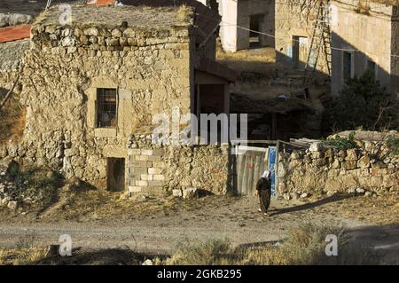 Scena rurale in Turchia di vita quotidiana vecchia donna e casa abbandonata in Anatolia centrale Foto Stock