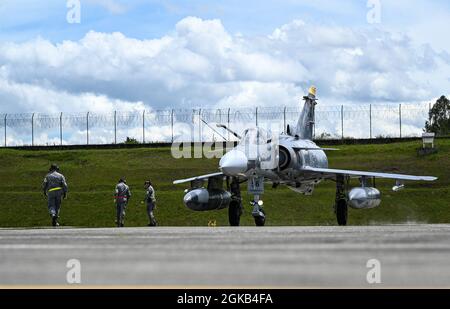 I manutentori dell'Aeronautica Colombiana si preparano a spedire un'Aeronautica Colombiana Kfir assegnata a Comando Aereo de Combate No.1 (CACOM 1) durante l'esercizio Relampago VI a Comando Aereo de Combate Number 5 (CACOM 5) a Rionegro, Colombia, 13 luglio 2021. L'aeronautica colombiana e gli aerei dell'aeronautica degli Stati Uniti voleranno insieme e contro gli altri in formazione utilizzando gli standard NATO per promuovere l'interoperabilità senza soluzione di continuità. Foto Stock