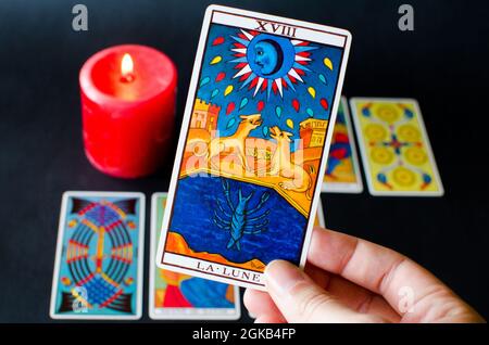 Sessione Tarot Card. Mano che mostra la lettera della Luna Foto Stock