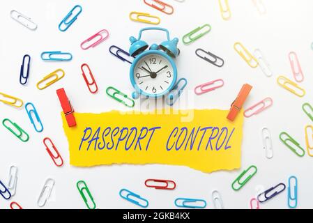 Testo della scrittura Passport Control. Parola scritta sulla zona in un aeroporto dove i passaporti sono controllati idee e disegni di riciclaggio della casa creativa Foto Stock