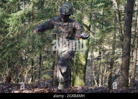 SGT. Justina Nelson, USAG Italia, attraversa una collina durante il corso Rough Terrain all'Oberdachstetten Training Area 1 marzo come parte del comando di Gestione installazioni-Europe Best Warrior Competition, che si svolge dal 28 febbraio al 3 marzo. La competizione migliora l'esperienza, la formazione e la comprensione delle competenze necessarie per essere un soldato completo. I vincitori si aggiudicheranno il livello Installation Management Command a San Antonio, Texas. Foto Stock