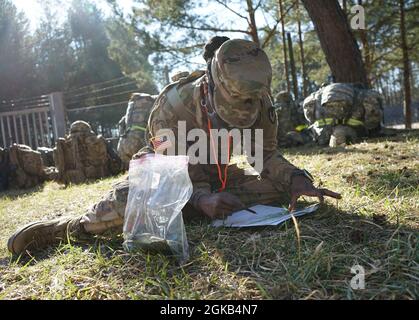 SGT. Justina Nelson, USAG Italia, disegna un corso durante la navigazione terrestre all'area di formazione Oberdachstetten 1 marzo come parte del comando di Gestione installazioni-Concorso migliore guerriero europeo che va dal 28 febbraio al 3 marzo. La competizione migliora l'esperienza, la formazione e la comprensione delle competenze necessarie per essere un soldato completo. I vincitori si aggiudicheranno il livello Installation Management Command a San Antonio, Texas. Foto Stock