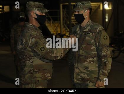 Il comandante generale del 310° comando di sostegno della Riserva dell'Esercito (Expeditionary), Briga. Justin Swanson, ha posto il cluster di foglie di quercia nera sul terzo Colon. David Beetham, il 310 cappellano di comando del CES al 1 marzo 2021 cerimonia di promozione informale di Beetham a Camp Arifjan, Kuwait. Nelle sue osservazioni successive, Swanson ha detto a Beetham che con questa promozione è ora un leader di leader. I soldati del 310° Comitato si sono dispiegati in Kuwait per il primo posto di comando operativo del comando di sostegno al Teatro, o 1° TSC-OCP. Foto Stock