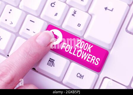 Simbolo di scrittura a mano 200K seguaci. Parola per numero di individui che seguono qualcuno in Instagram digitando codici di programma difficili, scrivendo nuovo Foto Stock