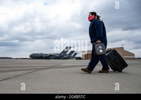 Airman 1st Class Bethany Dacus, 911th Aircraft Maintenance Squadron Crew Chief, cammina sulla linea di volo per condurre un'ispezione di routine su un C-17 Globemaster III presso la stazione di riserva aerea dell'aeroporto internazionale di Pittsburgh, Pennsylvania, 1 marzo 2021. Oggi le donne giocano molti ruoli vitali nel realizzare la missione dell'aeronautica degli Stati Uniti e i loro risultati e contributi alla società sono celebrati durante il mese di marzo, che è stato dichiarato il mese della storia delle donne dal Congresso nel 1987. Foto Stock