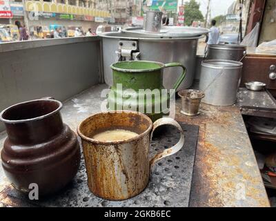 Tradizionale Chai cafe di Pathan in un mercato a Karachi. Chai Dhaba. Conosciuto come hotel del tè Foto Stock