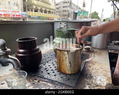 Tradizionale Chai cafe di Pathan in un mercato a Karachi. Chai Dhaba. Conosciuto come hotel del tè Foto Stock