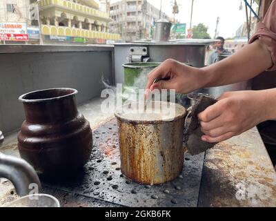 Tradizionale Chai cafe di Pathan in un mercato a Karachi. Chai Dhaba. Conosciuto come hotel del tè Foto Stock